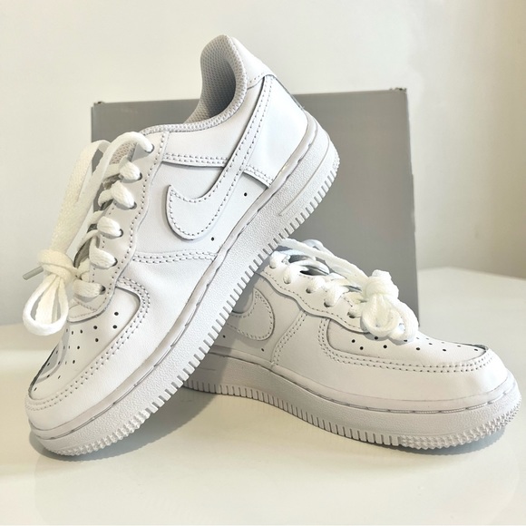 Nike Air Force 1 :: youth size 12 - Picture 2 of 6